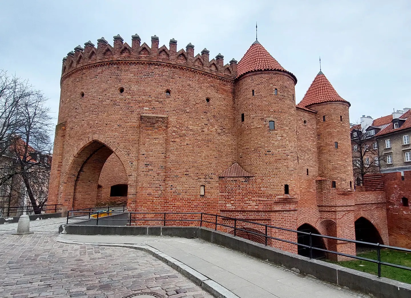 Barbakan u Varšavi, istaknuti dio gradskog obrambenog sustava. Barbakan je služio kao dodatno utvrđenje ispred gradskih vrata, čime se pojačavala zaštita najosjetljivijih pristupa utvrđenom gradu. FOTO: Robert Skenderović