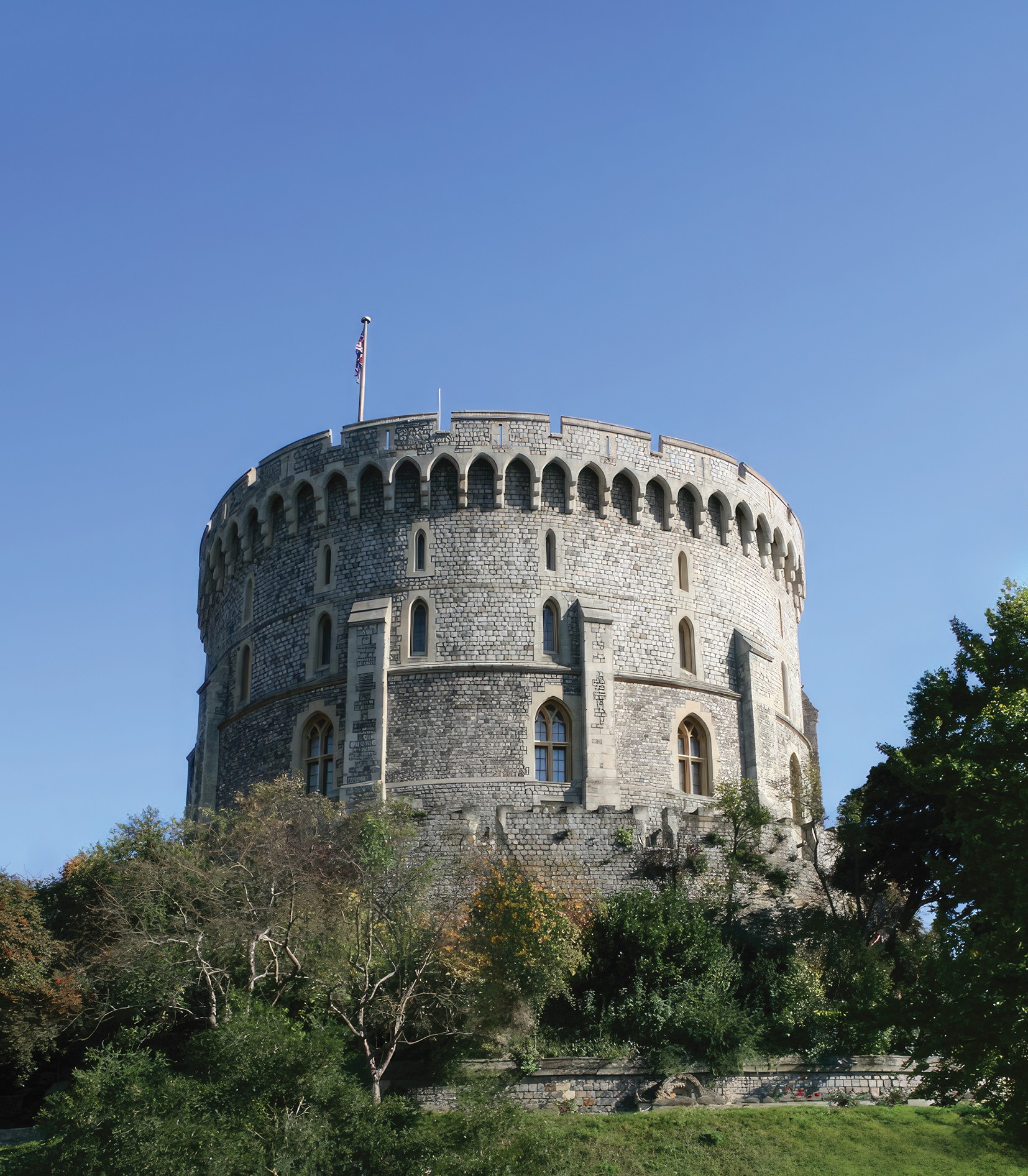 Dvorac Windsor u Engleskoj. Srednjovjekovna kraljevska utvrda razvijala se iz ranijega normanskog obrambenog kompleksa u veliko utvrđeno rezidencijalno središte. FOTO: Krešimir Regan