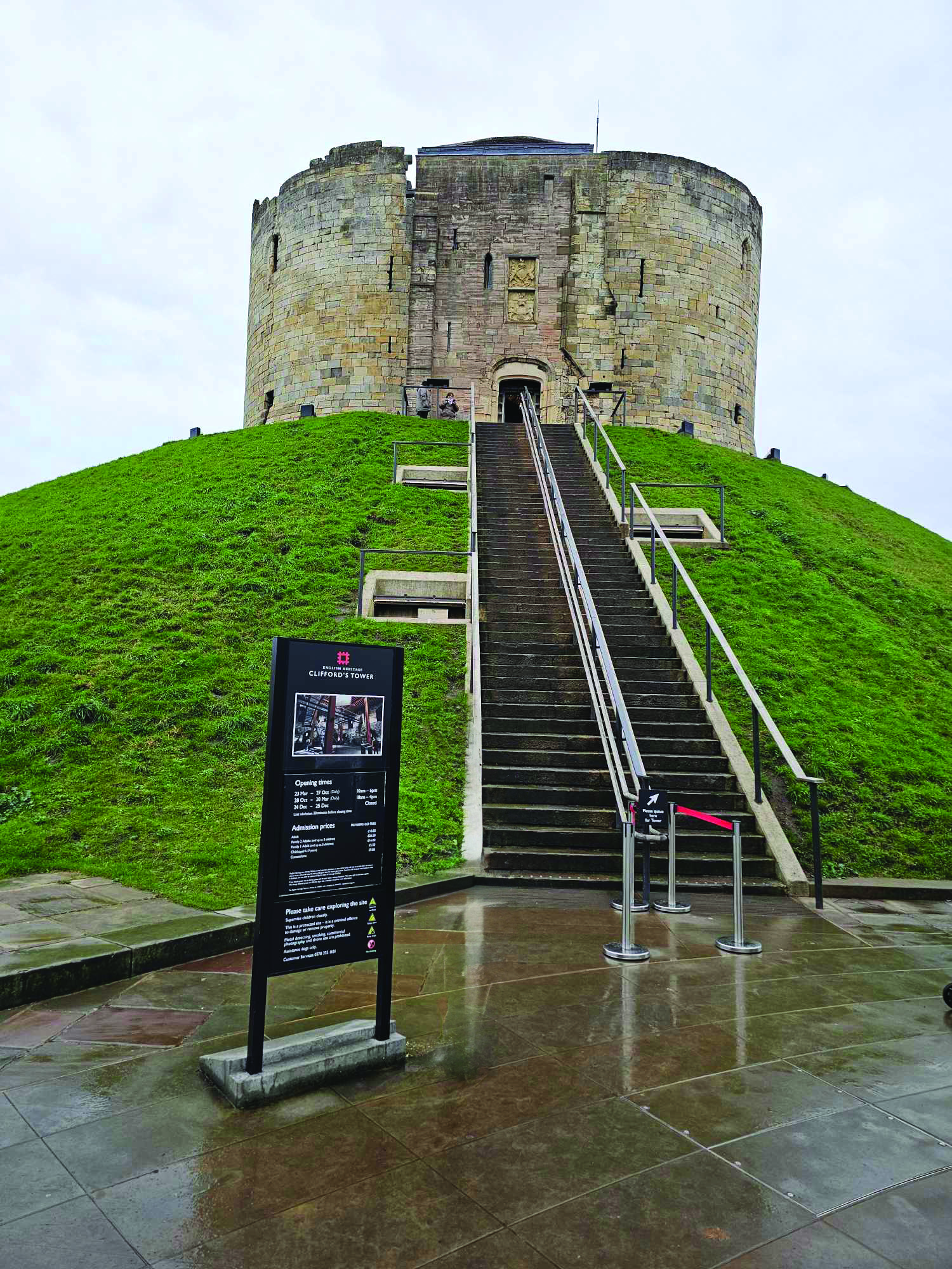 Clifford's Tower u Yorku, sagrađen na umjetno podignutom zemljanom humku nekadašnjega normanskog utvrđenja. Takav položaj podsjeća na razvoj srednjovjekovnih utvrda tipa motte, iz kojih su se u zapadnoj Europi razvijali složeniji kameni obrambeni kompleksi. FOTO: Biserka Beronić
