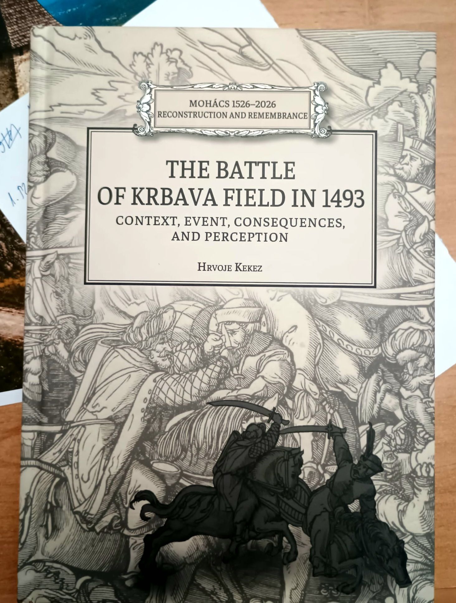 Naslovnica knjige The Battle of Krbava Field in 1493: Context, Event, Consequences, and Perception povjesničara Hrvoja Kekeza, posvećene kontekstu, tijeku, posljedicama i kasnijoj percepciji Krbavske bitke. Knjiga je objavljena u sklopu edicije Mohács 1526–2026: Reconstruction and Remembrance. Fotografija: Blaga & misterije.