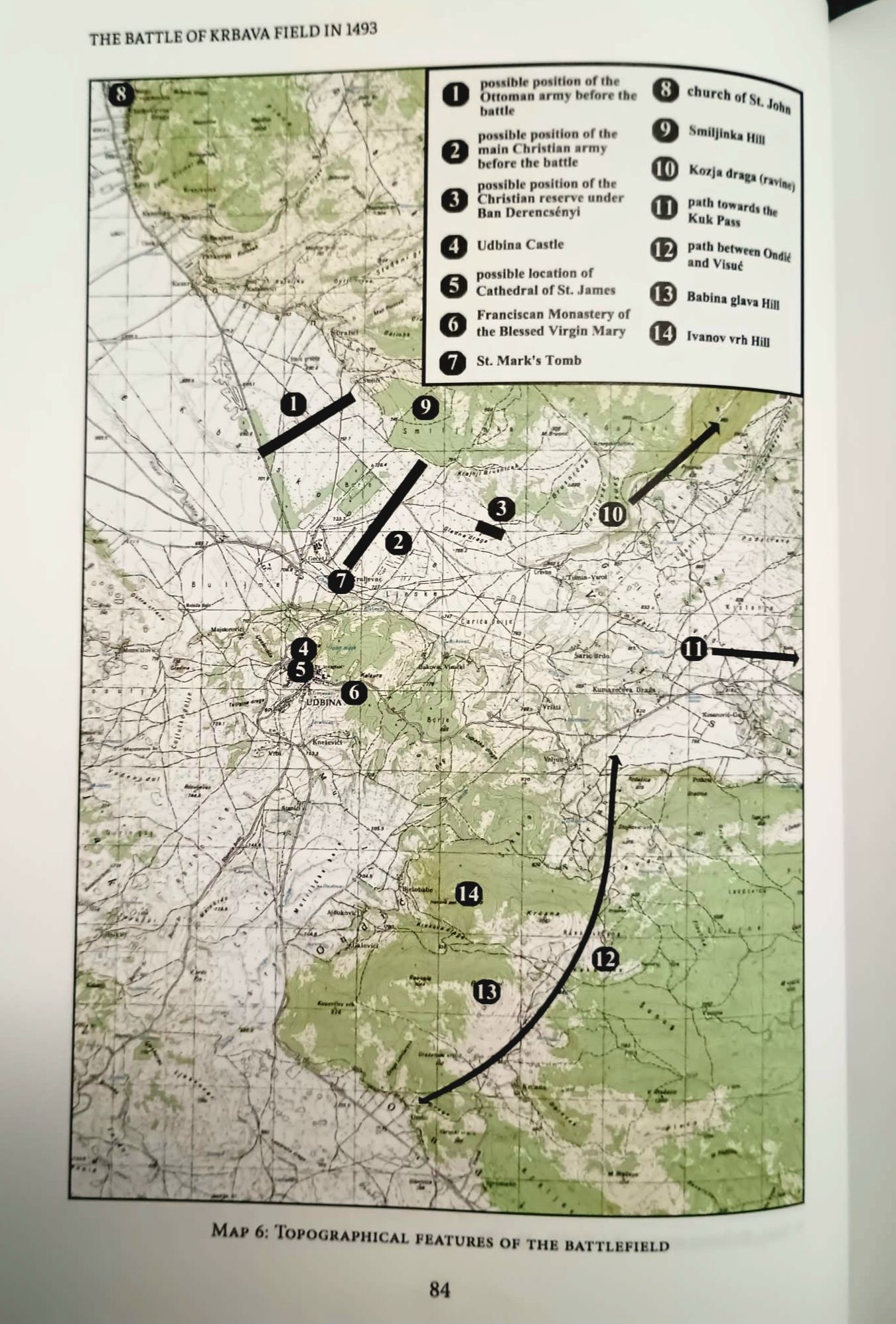 Topografija Krbavskog polja i mogući raspored suprotstavljenih snaga uoči bitke 1493. godine. Karta označava pretpostavljene položaje osmanske vojske, glavnine hrvatske vojske i pričuve bana Emerika Derenčina te ključne točke krajolika, uključujući Udbinu, grob sv. Marka, Kozju dragu i okolna uzvišenja i komunikacijske pravce. Izvor: Hrvoje Kekez, The Battle of Krbava Field in 1493: Context, Event, Consequences, and Perception, karta 6. Fotografija: Blaga & misterije.