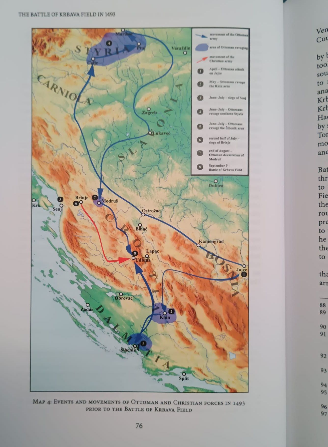 Kretanje osmanskih i hrvatsko-ugarskih snaga tijekom 1493. godine uoči Krbavske bitke. Karta prikazuje pohod osmanske vojske kroz Hrvatsku, Kranjsku i Štajersku, područja pustošenja te njezin povratak prema jugu, kao i kretanje hrvatske vojske prema Krbavskom polju, gdje je 9. rujna došlo do odlučujućeg sukoba. Izvor: Hrvoje Kekez, The Battle of Krbava Field in 1493: Context, Event, Consequences, and Perception, karta 4. Fotografija: Blaga & misterije.