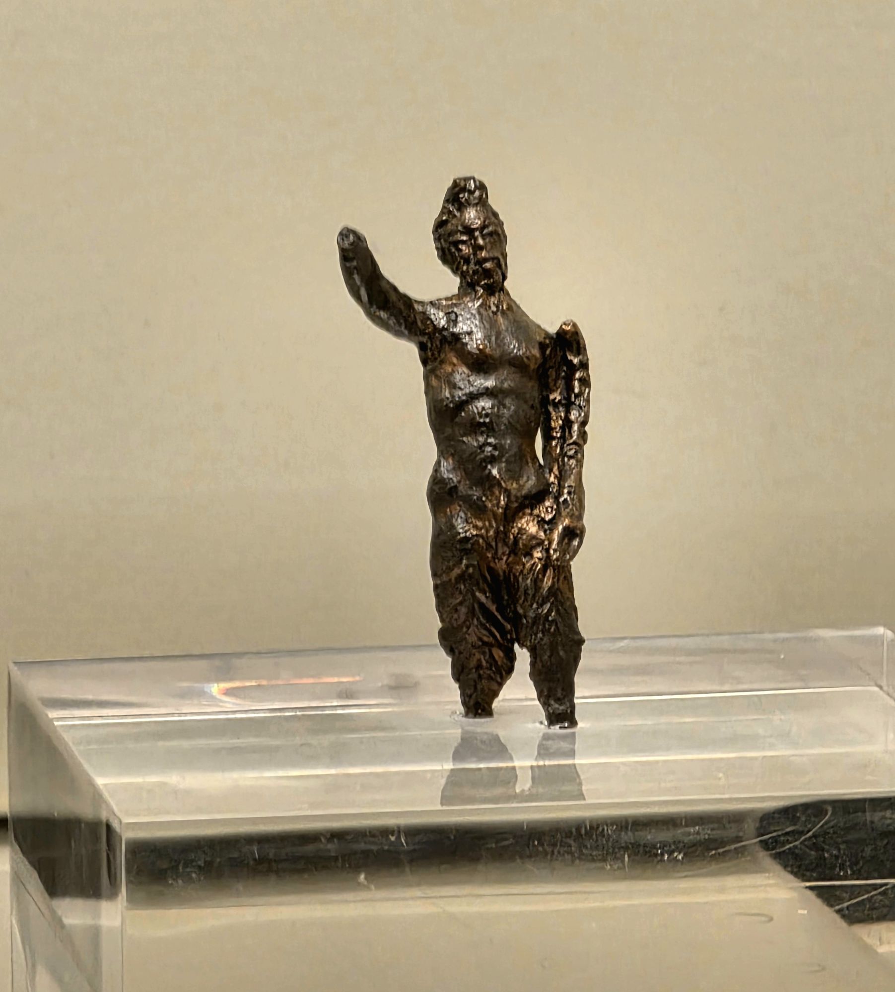 Brončana figurina Silvana. Franjevačka provincija Presvetog Otkupitelja – samostan Sinj, inv. br. 979. Izložba „DELMATI – Između mita i stvarnosti“, Arheološki muzej u Splitu. Foto: Marinko Brkić-Tot / Blaga & misterije