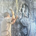 Rekonstrukcija nastanka prikaza Silvana uklesanog u stijenu. Božanstvo je prikazivano s kozjim nogama i rogovima, uz pastirski štap te životinje povezane s njegovim kultom. Dio postava izložbe „DELMATI – Između mita i stvarnosti“, Arheološki muzej u Splitu. Foto: Marinko Brkić-Tot / Blaga & misterije