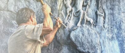 Rekonstrukcija nastanka prikaza Silvana uklesanog u stijenu. Božanstvo je prikazivano s kozjim nogama i rogovima, uz pastirski štap te životinje povezane s njegovim kultom. Dio postava izložbe „DELMATI – Između mita i stvarnosti“, Arheološki muzej u Splitu. Foto: Marinko Brkić-Tot / Blaga & misterije