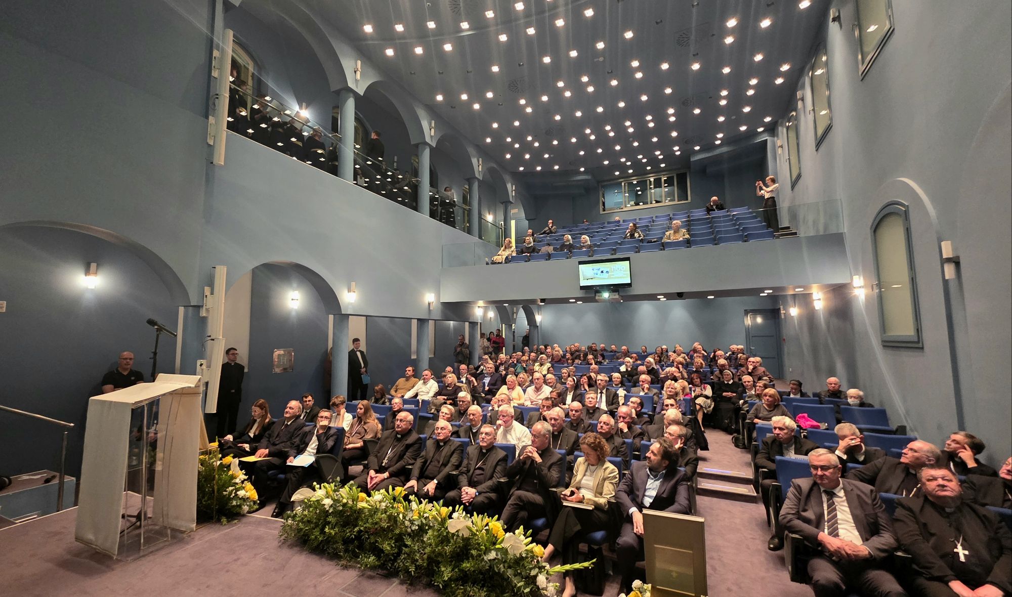 Predstavljanje monografije „1100 godina od splitskih crkvenih sabora i početaka Hrvatskoga Kraljevstva. Spomen na nacionalna jubilejska događanja Svete godine 2025.“ u Nadbiskupijskom pastoralnom institutu u Zagrebu. Foto: MBT / Blaga & misterije