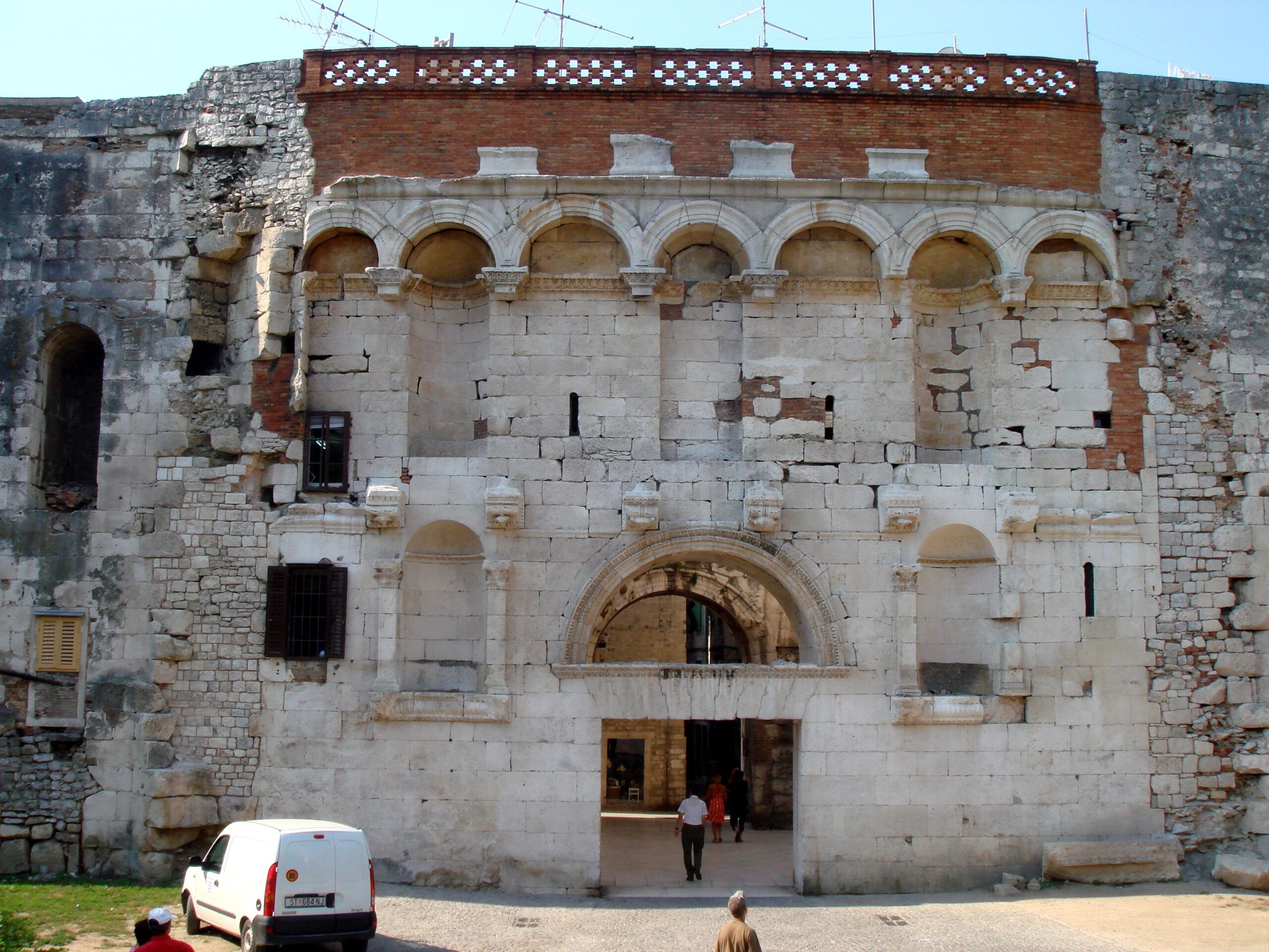 Zlatna vrata Dioklecijanove palače u Splitu bila su monumentalni sjeverni ulaz u kasnoantički utvrđeni kompleks. Njihov oblik pokazuje kako su reprezentativna arhitektura, gradska komunikacija i obrambena funkcija bile povezane unutar jedinstvenog sustava palače. Foto: Krešimir Regan