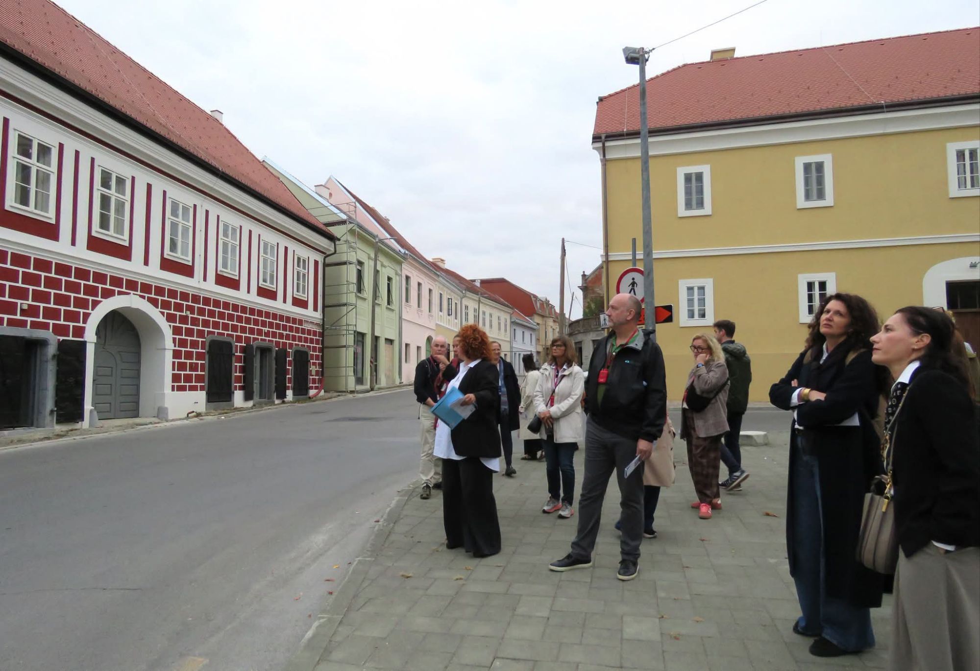 Europski baštinski stručnjaci tijekom obilaska povijesne jezgre Petrinje upoznali su se s razmjerima i iskustvima obnove kulturne baštine nakon razornog potresa 2020. godine. Foto: Ministarstvo kulture i medija RH
