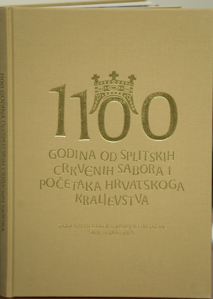 Monografija na više od 300 stranica donosi pregled nacionalnih, znanstvenih, kulturnih i crkvenih događanja održanih tijekom jubilarne 2025. godine. Foto: HINA/IKA
