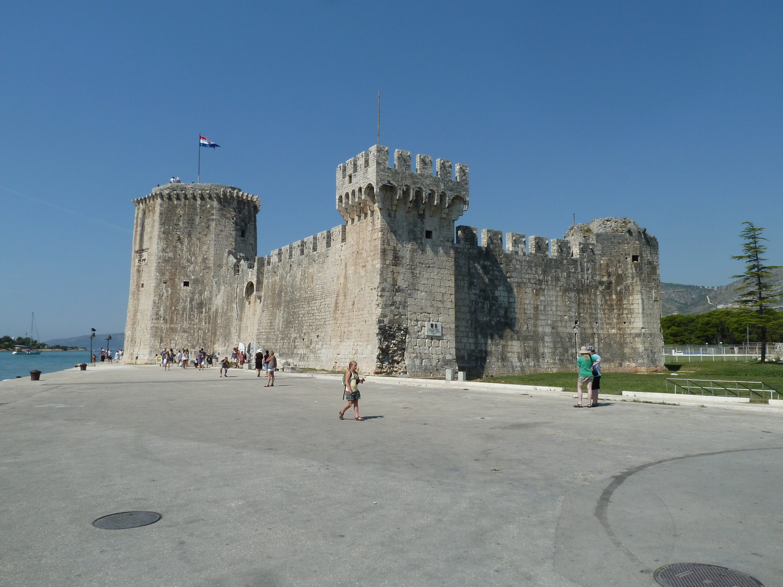 Kaštel Kamerlengo u Trogiru podignut je uz gradske bedeme kao snažna točka obrane luke i zapadnog prilaza gradu. Njegove kule i pravilno oblikovan obrambeni sklop pokazuju kako se kasnosrednjovjekovni grad prilagođavao novim vojnim potrebama i nadzoru pomorskih komunikacija. Foto: Krešimir Regan