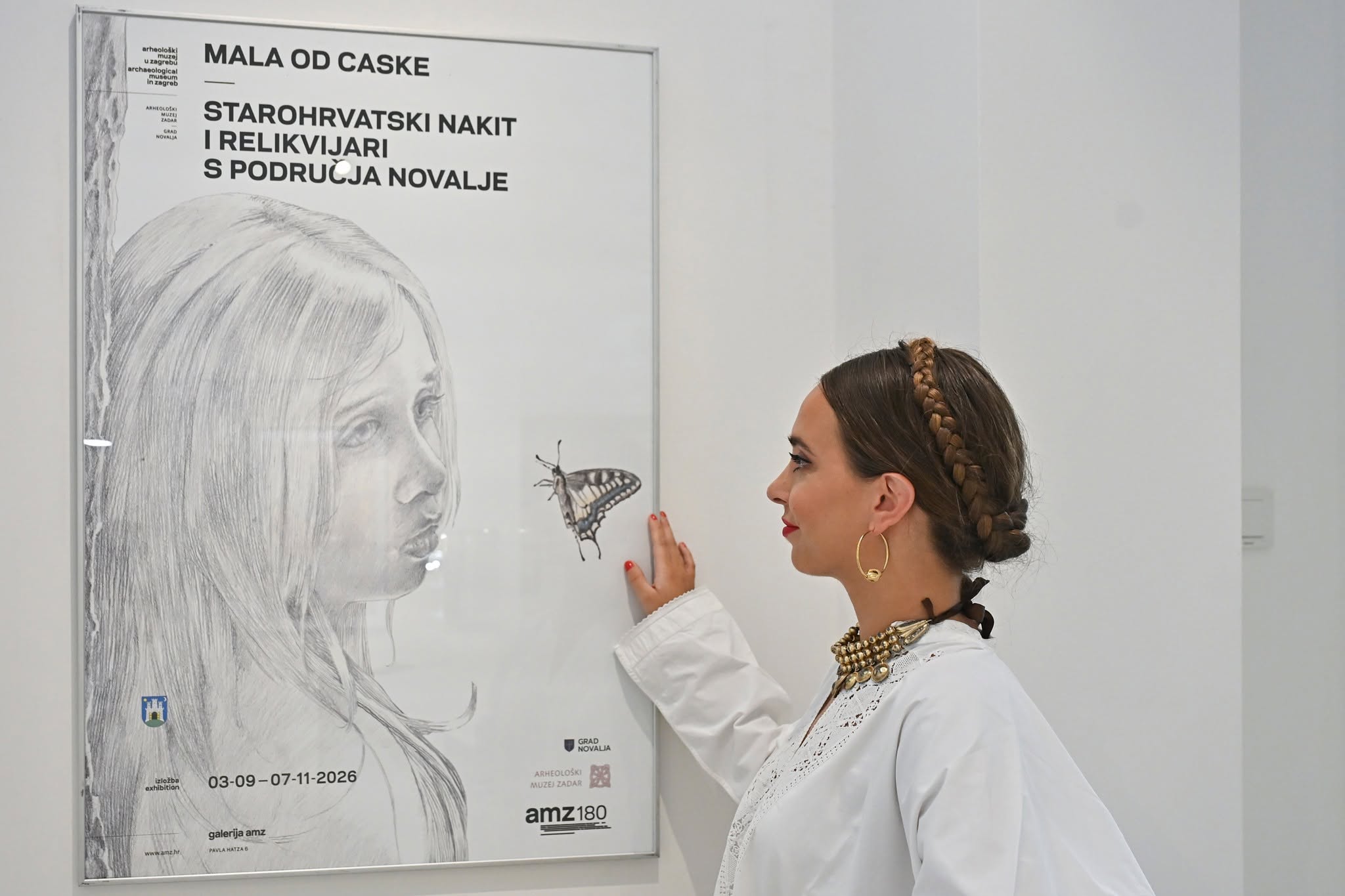 Izložba „Mala od Caske – Starohrvatski nakit i relikvijari s područja Novalje“ u Galeriji Arheološkog muzeja u Zagrebu donosi arheološke nalaze iz groba djevojčice pokopane prije više od tisuću godina uz crkvu sv. Jurja u Caskoj. Foto: Grad Novalja