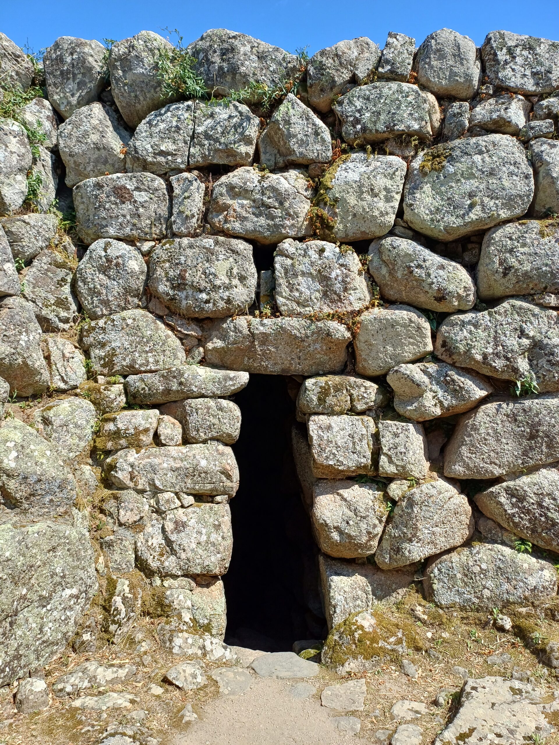Ulaz u Nuraghe Majori kod Tempio Pausanije na Sardiniji, monumentalnu kamenu građevinu brončanog doba. Foto: Tomislav Matić