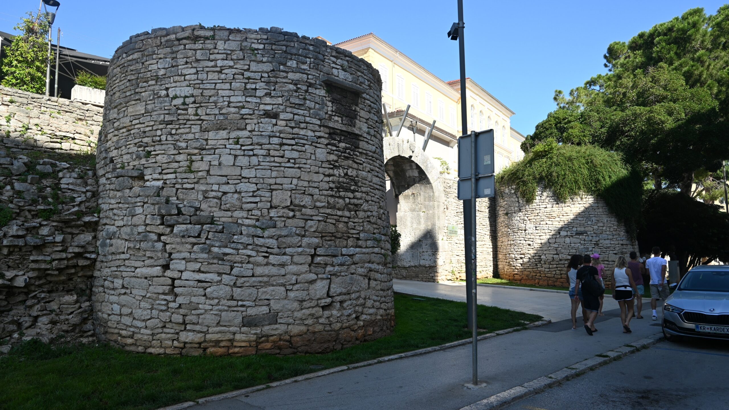 Rimske fortifikacije u Puli svjedoče o važnosti grada kao urbanog i strateškog središta na istočnoj obali Jadrana. Sačuvani dijelovi bedema i gradskih vrata pokazuju kako je rimska vlast obranu povezivala s organizacijom samoga grada. Foto: Krešimir Regan.