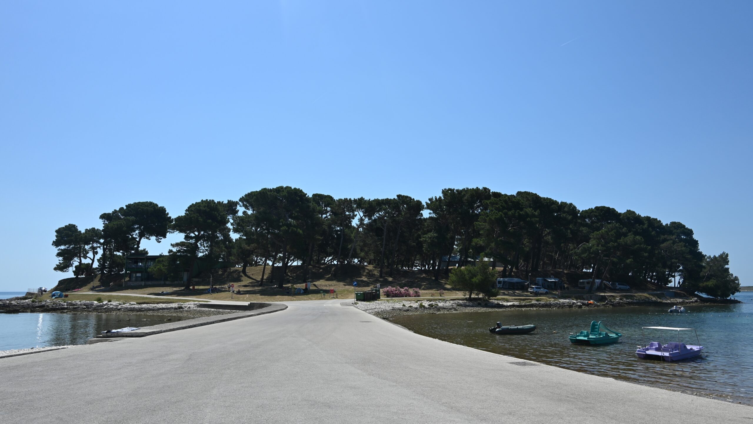 Gradina Mala Pineta na poluotoku Kašteja kod Medulina pripada kamenim gradinskim naseljima istarskog prostora. Položaj na uzvisini i kameni obrambeni ostaci pokazuju kako je teren postajao dio same fortifikacije. Foto: Krešimir Regan